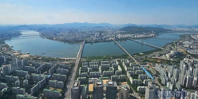 서울 잠실 롯데월드타워 전망대 서울스카이에서 바라본 도심 아파트 모습. 사진=김범준 기자