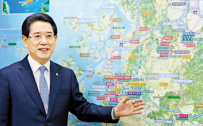 김영록 전남지사는 한국경제신문과의 인터뷰에서 “대한민국 에너지 전환을 선도해 에너지 기본소득 1조원 시대를 열겠다”고 강조했다. /전라남도 제공