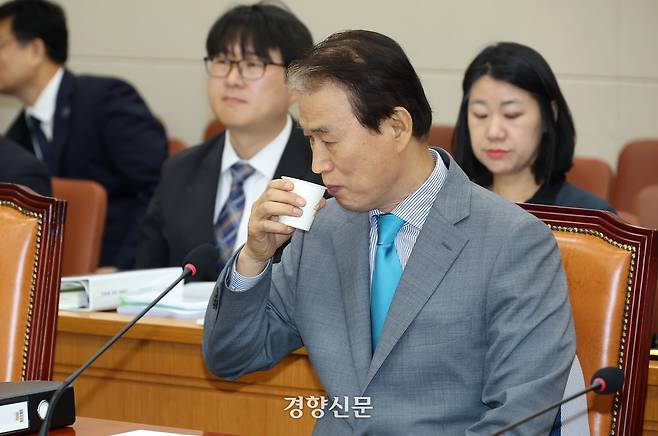 권오을 국가보훈부 장관 후보자가 15일 국회 정무위원회에서 열린 후보자 인사청문회에 참석해 물을 마시고 있다. 권도현 기자