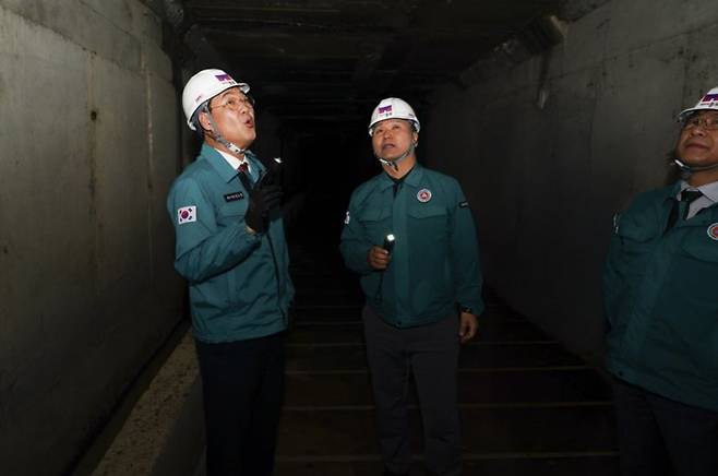 정문헌 종로구청장이 하수구를 점검하는 모습. 종로구 제공.