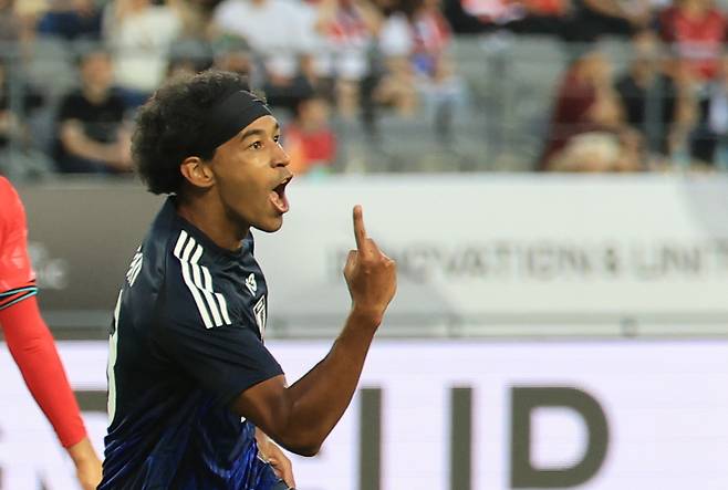 일본대표팀 공격수 저메인 료가 15일 경기도 용인미르스타디움에서 열린 2025년 동아시아축구연맹(EAFF) E-1 챔피언십(동아시안컵) 남자부 최종 3차전 한국전에서 골을 넣은 뒤 기뻐하고 있다. 연합뉴스