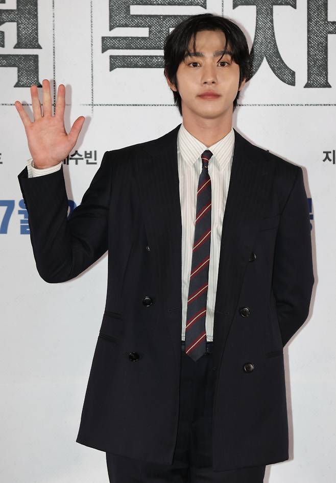 배우 안효섭이 15일 서울 강남구 메가박스 코엑스점에서 열린 영화 '전지적 독자 시점' 시사 간담회에서 포즈를 취하고 있다. 연합뉴스