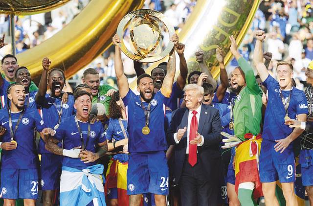 첼시 주장 리스 제임스(가운데)가 13일(현지시간) 미국 뉴저지주 이스트러더퍼드 메트라이프스타디움에서 열린 2025 국제축구연맹(FIFA) 클럽 월드컵에서 우승컵을 들고 동료들과 함께 기뻐하고 있다. 이날 도널드 트럼프(오른쪽 세 번째) 미국 대통령이 시상대에 올라 선수들의 우승 세리머니를 함께하는 이례적인 광경이 펼쳐졌다. AFP연합뉴스