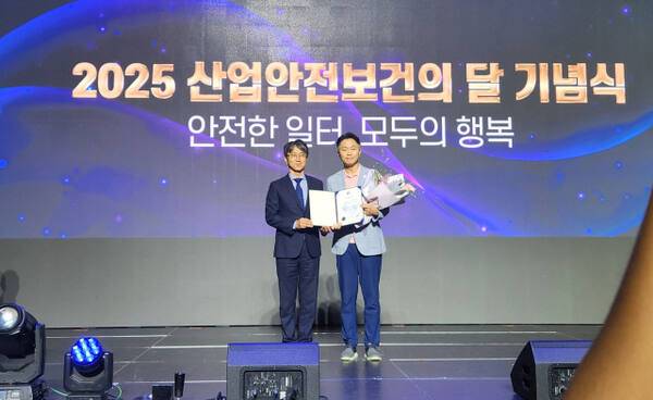 15일 수원컨벤션센터에서 열린 ‘2025 경기지역 산업안전보건의 달 기념식’에서 오기환 고용노동부 경기지청장(좌)와 산업재해 예방 유공자가 기념촬영을 하고 있다. 이연우기자