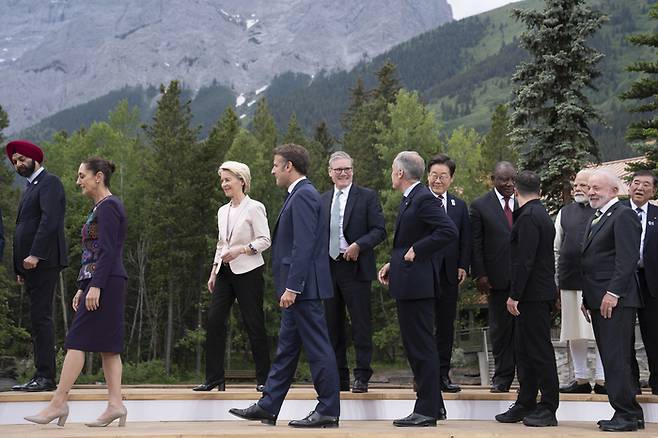FILE - President of the World Bank Group Ajay Banga, from left, President of Mexico Claudia Sheinbaum, Presdent of the European Commission Ursula von der Leyen, President of France Emmanuel Macron, Britain‘s Prime Minister Keir Starmer, Canada’s Prime Minister Mark Carney, South Korean President Lee Jae-myung, President of South Africa Cyril Ramaphosa, President of Ukraine Volodymyr Zelenskyy, Prime Minister of India Narendra Modi, President of Brazil Luiz Inacio Lula da Silva and Prime Minister of Japan Shigeru Ishiba during a family photo at the G7 leaders‘ summit in Kananaskis, Alberta, Tuesday, June 17, 2025. (Stefan Rousseau/Pool Photo via AP, File) POOL PHOTO FILE PHOTO
<Copyright (c) Yonhap News Agency prohibits its content from being redistributed or reprinted without consent, and forbids the content from being learned and used by artificial intelligence systems.>