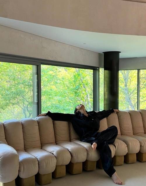 배우 김혜수가 맨발만으로도 압도적인 비율을 증명했다. 사진=김혜수 SNS