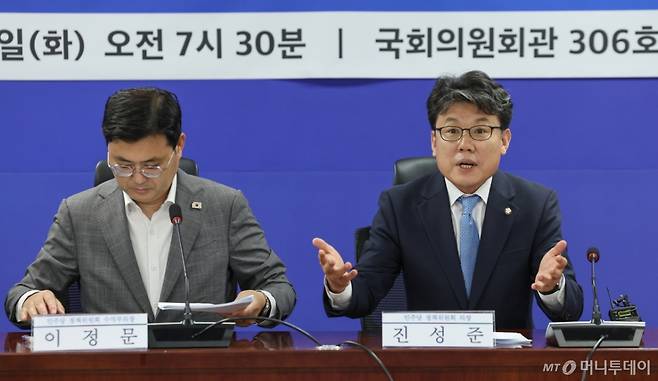 (서울=뉴스1) 안은나 기자 = 진성준 더불어민주당 정책위의장이 15일 오전 서울 여의도 국회의원회관에서 열린 폭염 대책 당정 간담회에 참석해 발언하고 있다. 2025.7.15/뉴스1 Copyright (C) 뉴스1. All rights reserved. 무단 전재 및 재배포, AI학습 이용 금지. /사진=(서울=뉴스1) 안은나 기자