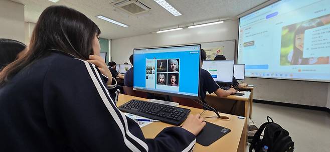 방송통신위원회와 한국지능정보사회진흥원(NIA) 주관으로 진행된 광남중 디지털 윤리 교육에서 한 학생들이 교육자료에서 제시된 사진들을 통해 '행복한 표정'과 '행복하지 않은 표정'을 구분하고 있다. / 사진=황국상 기자