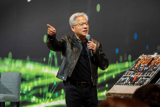 젠슨 황 엔비디아 CEO가 21일 오전 대만 타이베이 오리/AFPBBNews=뉴스1엔탈 만다린에서 열린 '글로벌 미디어 Q&A에서 답변하고 있다. /사진=타이베이(대만)=김남이