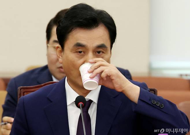 안규백 국방부 장관 후보가 15일 서울 여의도 국회 국방위원회에서 열린 인사청문회에서 물을 마시고 있다. / 사진=뉴시스