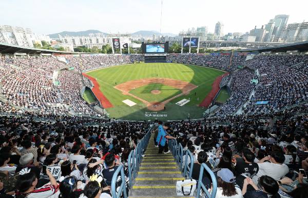 1982년 7월15일 서울 송파구 잠실동에 '잠실 야구장'이 문을 열었다. 사진은 현충일인 지난 6일 서울 송파구 잠실야구장에서 프로야구 신한솔뱅크 KBO리그 두산과 롯데의 경기가 만원관중 속에 열리고 있는 모습. /사진=뉴스1