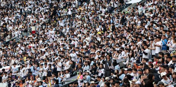 사진은 어린이날인 지난 5일 서울 송파구 잠실야구장에서 열린 2025 프로야구 LG 트윈스 vs 두산 베어스의 경기, 야구팬들이 경기를 관람하고 있는 모습. /사진=뉴시스