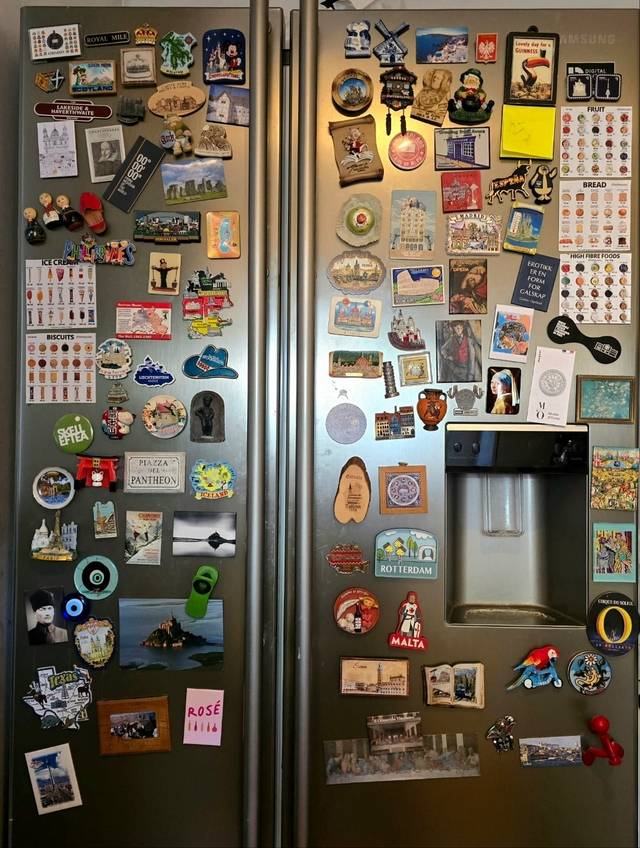 하루에도 수차례 여닫는 냉장고 문에 부착한 냉장고 자석은 여행의 추억을 오래 보관해주는 역할을 한다. 박윤홍 촬영