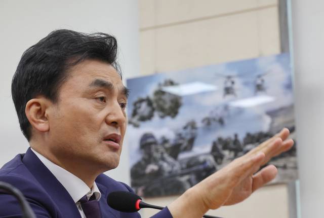 안규백 국방부 장관 후보자가 15일 서울 여의도 국회 국방위원회에서 열린 인사청문회에서 의원 질의에 답변하고 있다. 연합뉴스