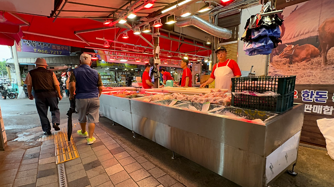지난 14일 오후 2시께 서울 동대문구 경동시장 내 있는 닭 가게를 사람들이 지나가고 있다. 박연수 기자