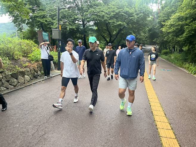 오세훈 서울시장이 15일 오전 러닝크루와 함께 남산을 걷고 있다. 박병국 기자