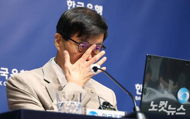 이창용 한국은행 총재가 지난 10일 오전 서울 중구 한국은행에서 열린 통화정책방향 기자간담회에서 안경을 고쳐쓰고 있다. 사진공동취재단