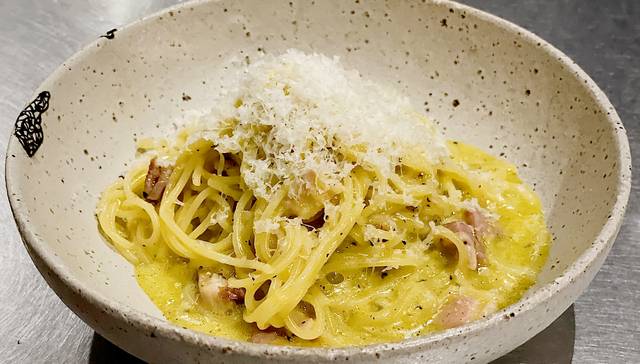 서울 강남구에 있는 와인바 엠바시에서는 달걀노른자와 치즈의 진한 풍미가 제대로 살아 있는 카르보나라를 맛볼 수 있다.