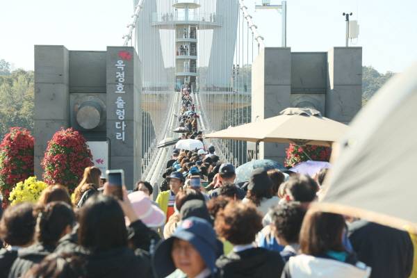 ▲옥정호 출렁다리를 건너는 관광객들.ⓒ임실군