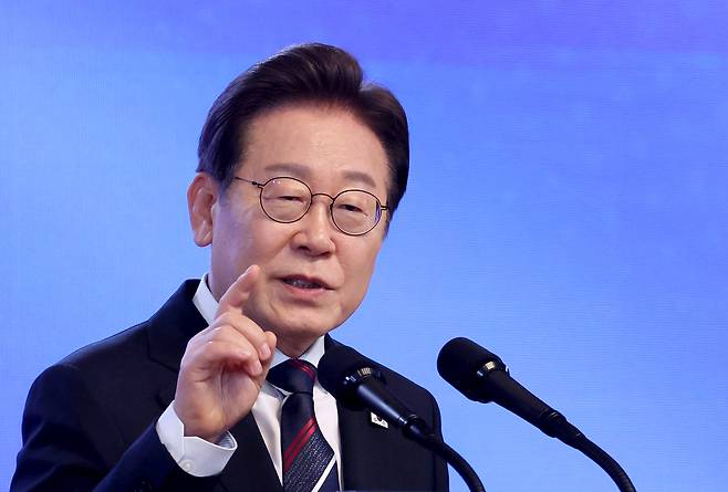 이재명 대통령이 지난 14일 충북 진천 국가공무원인재개발원에서 5급 신임 관리자 과정 교육생들에게 ‘국민주권시대, 공직자의 길’을 주제로 특강을 하고 있다. 연합뉴스