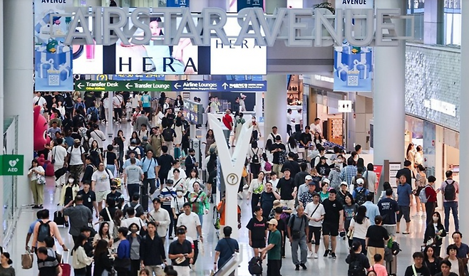 붐비는 인천공항 면세구역. 연합뉴스