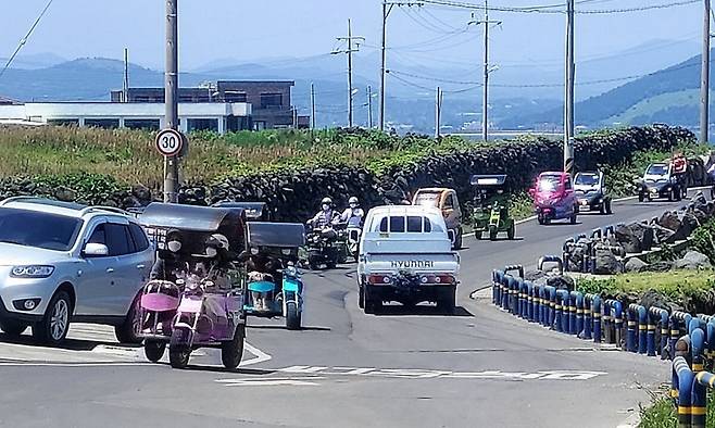 제주 우도 차량 운행 모습.