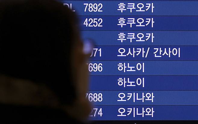 인천국제공항 출국장에 설치된 전광판에 일본행 항공기 정보가 나타나 있다. 뉴시스