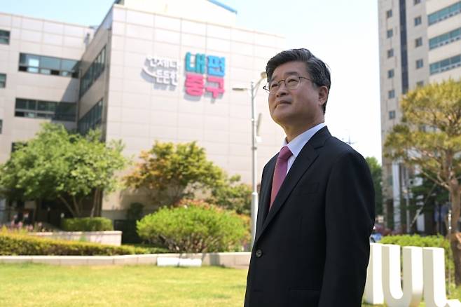 김길성 서울 중구청장이 지난달 12일 구청 앞에서 서울신문과 인터뷰를 진행하고 있다. 중구 제공