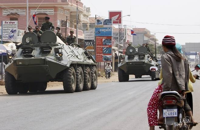 캄보디아 육군 장갑차가 도로를 주행하고 있다. 2024.6.18 AP 연합뉴스