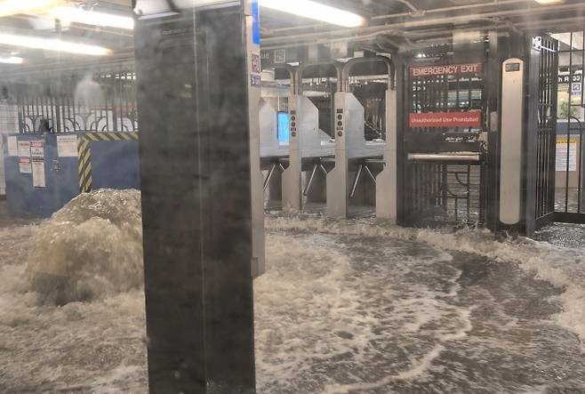 14일(현지시간) 폭우로 침수된 미국 뉴욕의 지하철 역 . 로이터 연합뉴스