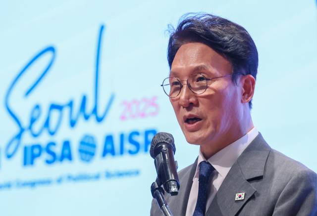 김민석 국무총리가 14일 서울 강남구 코엑스에서 세계정치학회·김대중재단 공동 주최로 열린 제1회 김대중상 시상식에서 축사를 하고 있다. 연합뉴스