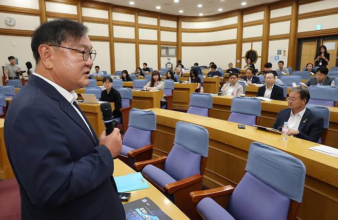 15일 서울 여의도 국회 의원회관에서 열린 '경제는 민주당 : 코스피 5000시대 실현을 위해 민주당이 할 일 : 주식편'에서 김태년 더불어민주당 의원이 발언하고 있다. ⓒ연합뉴스