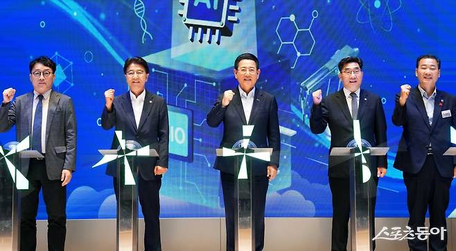 김영록 전라남도지사가 15일 전남동부청사 이순신강당에서 열린 ‘전남형 청년창업사관학교 입교식’에 참석, 주요 내빈과 퍼포먼스를 하고 있다. 사진제공=전남도