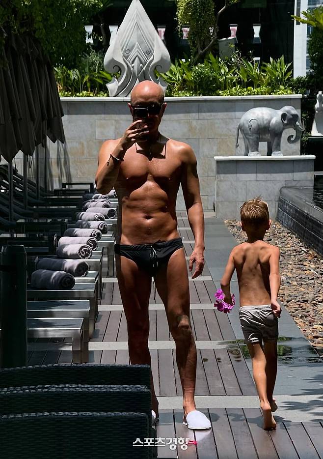 자신의 수영복 건강미를 과시한 방송인 홍석천. 본인 인스타그램 계정