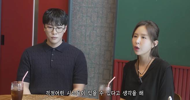 결혼을 발표한 가수 신지와 문원. 신지유튜브 캡처