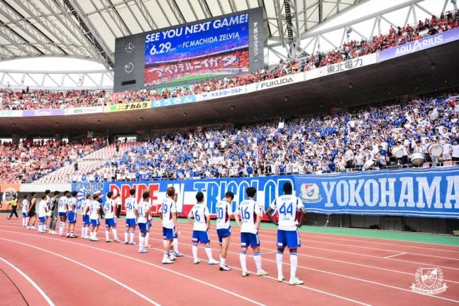 패배 후 팬들에게 인사하고 있는 일본 요코하마 F.마리노스 선수들. /사진=요코하마 F.마리노스 홈페이지 캡처
