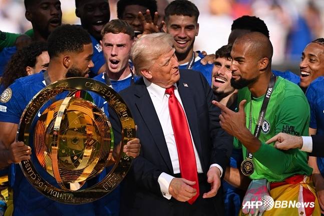 첼시 선수들과 대화하는 도널드 트럼프(가운데) 대통령. /AFPBBNews=뉴스1