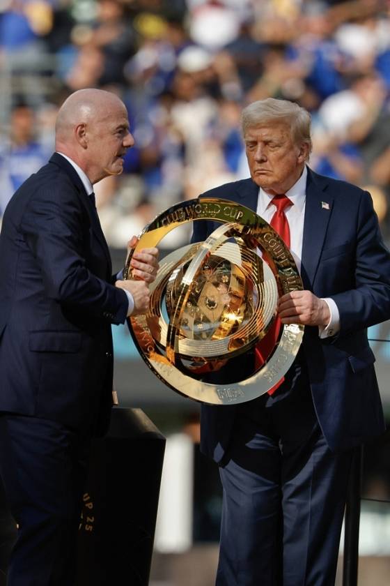 잔니 인판티노(왼쪽) FIFA 회장과 도날드 트럼프 대통령. /AFPBBNews=뉴스1