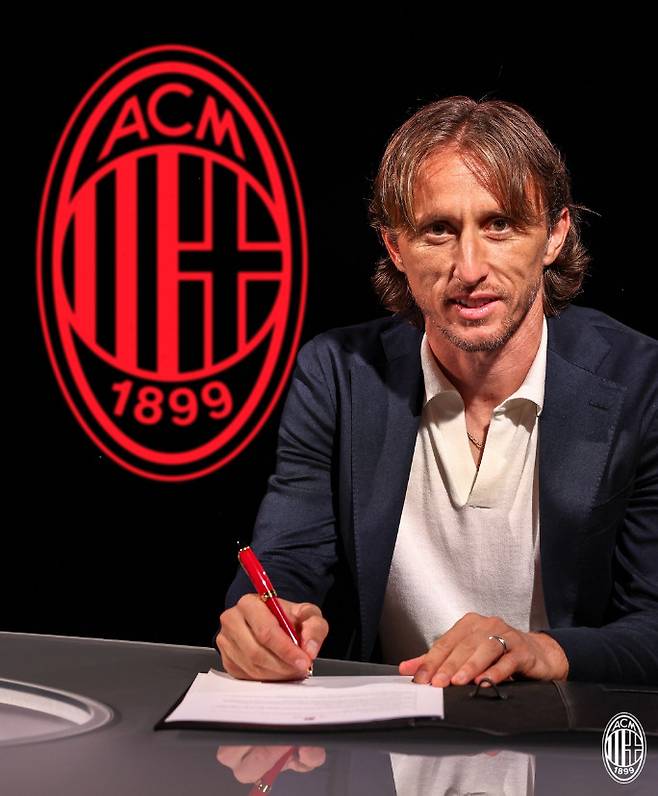 계약서에 서명하는 루카 모드리치. /사진=AC밀란 공식 SNS 갈무리