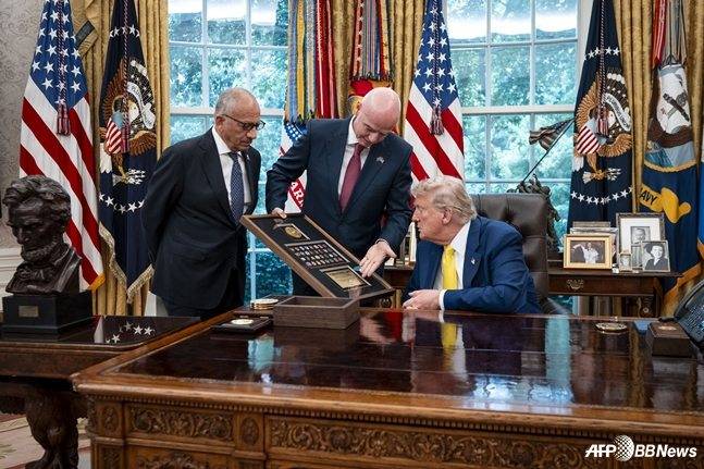 지안니 인판티노(가운데) FIFA 회장과 트럼프 대통령(오른쪽). /AFPBBNews=뉴스1