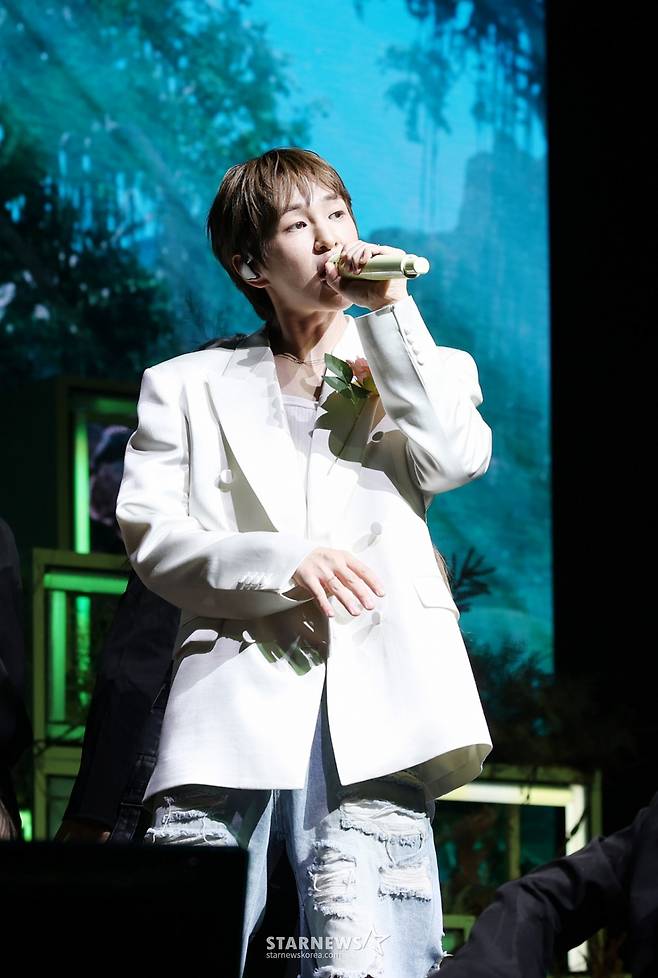 가수 온유가 15일 서울 영등포구 명화라이브홀에서 진행된 정규 2집 'PERCENT' 발매 기념 쇼케이스에서 멋진 무대를 선보이고 있다. /2025.07.15 /사진=김휘선 hwijpg@