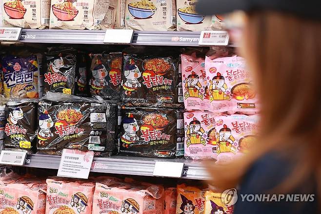 시총 10조원 클럽 진입한 삼양식품 (서울=연합뉴스) 진연수 기자 = 삼양식품이 시가총액 10조원의 벽을 처음으로 넘었다. 29일 한국거래소에 따르면 삼양식품 시가총액은 지난 27일 종가 기준 10조490억원으로 10조원을 돌파했다. 삼양식품의 주가 강세는 실적 성장세 덕분이다. 삼양식품의 영업이익률은 20% 수준으로 5% 안팎인 다른 식품기업보다 몇 배 높다.
사진은 이날 서울의 한 대형마트에 진열된 불닭볶음면. 2025.6.29 jin90@yna.co.kr