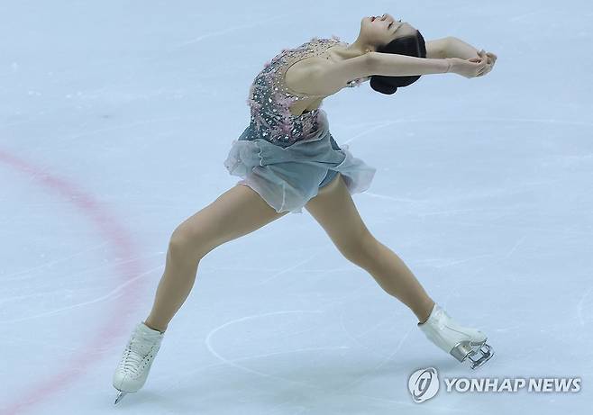 연기 펼치는 신지아 (의정부=연합뉴스) 김병만 기자 = 5일 경기도 의정부빙상장에서 열린 'KB금융 코리아 피겨스케이팅 챔피언십 2025 전국남녀 종합선수권대회 겸 국가대표 2차 선발전' 여자 싱글 프리스케이팅에서 신지아 혼신의 연기를 펼치고 있다. 2025.1.5 kimb01@yna.co.kr