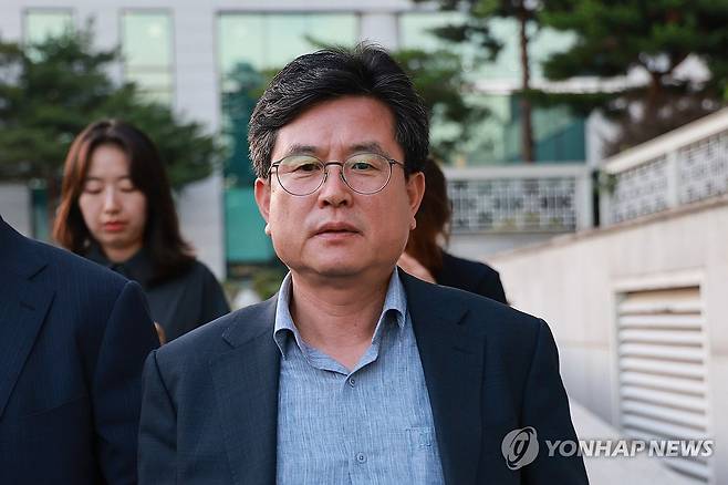 조사 마친 강의구 전 대통령실 부속실장 (서울=연합뉴스) 내란 특검 소환 조사를 받은 강의구 전 대통령실 부속실장이 30일 서울고검 청사를 나서고 있다.
강 전 실장은 계엄 전 몇몇 국무위원들에게 대통령실로 들어오라고 연락하고, 행정안전부에 전달할 국무회의 관련 공문에 안건명 등을 쓴 인물이다. 2025.6.30 nowwego@yna.co.kr