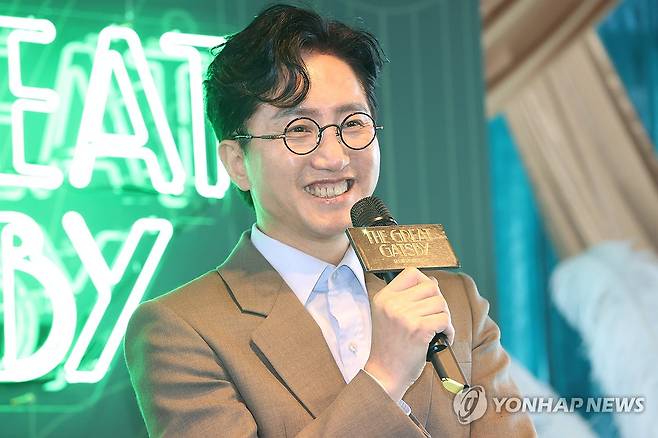 인사말 하는 신춘수 대표 (서울=연합뉴스) 강민지 기자 = 신춘수 오디컴퍼니 대표가 15일 서울 서초구 솔빛섬 무드서울에서 열린 뮤지컬 '위대한 개츠비' 서울 론칭 쇼케이스 '퍼스트 룩(FIRST LOOK)'에서 인사말을 하고 있다. 2025.7.15 mjkang@yna.co.kr
