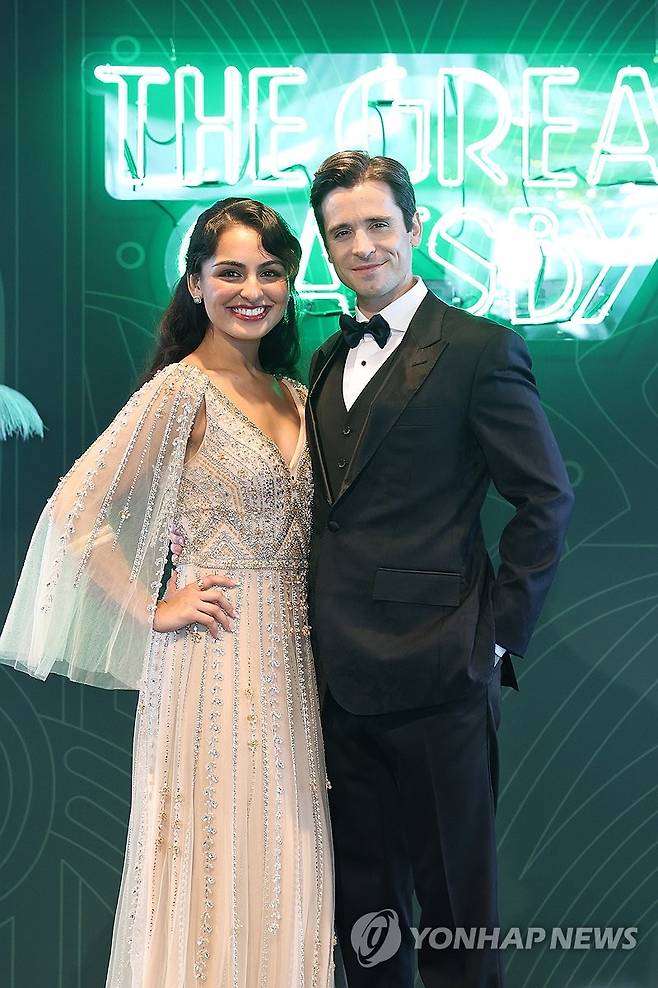 포즈 취하는 매트 도일-센젤 아마디 (서울=연합뉴스) 강민지 기자 = 배우 센젤 아마디(왼쪽), 매트 도일이 15일 서울 서초구 솔빛섬 무드서울에서 열린 뮤지컬 '위대한 개츠비' 서울 론칭 쇼케이스 '퍼스트 룩(FIRST LOOK)'에서 포즈를 취하고 있다. 2025.7.15 mjkang@yna.co.kr