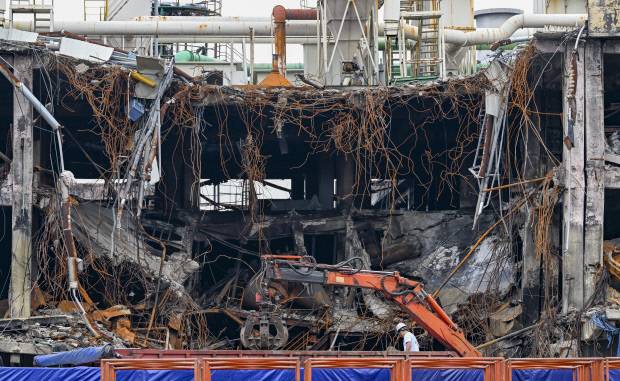 16일 오후 광주시 광산구 소촌동 금호타이어 광주공장 화재현장에서 잔해 수거작업이 진행되고 있다. /김진수 기자 jeans@kwangju.co.kr