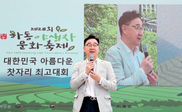 지역 대표 축제인 하동 야생차 문화축제에서 하승철 군수가 인사말을 하고 있다. 하동군 제공