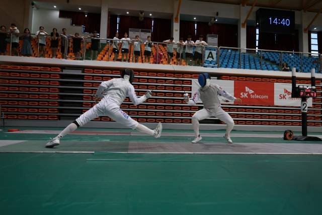 경남대학교 펜싱부 서예찬(왼쪽)이 대학부 남자 플뢰레 단체전 결승에서 공격을 시도하고 있다./경남대학교 펜싱부/