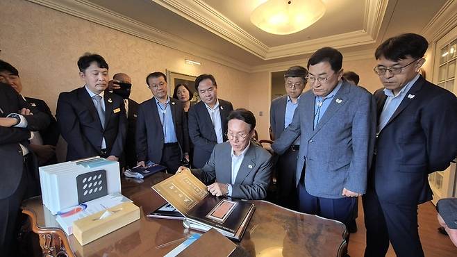 김민석 국무총리가 PRS(정상급 숙소) 현장 점검에 나선 가운데 박정희 전 대통령의 집무실로 쓰였던 코모도호텔의 객실 책상에 앉아 기록물 등을 살펴보고 있다. 경주시 제공